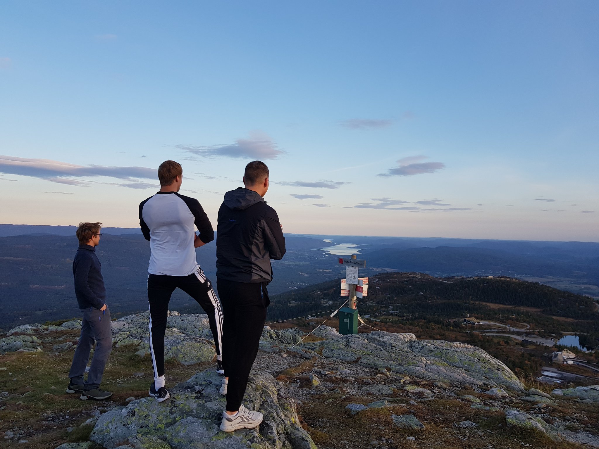 Mennesker ser utover fjorden med store fjell